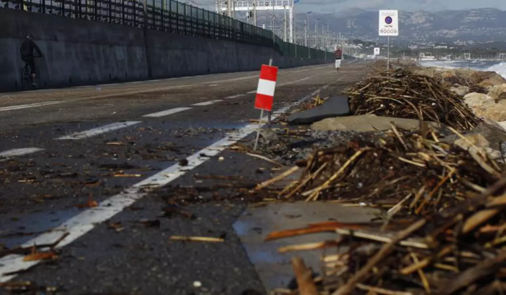 Nice Matin - © Photo Laurent Carré - Seafront road between Villeneuve-Loubet and Antibes closed to traffic due to heavy seas causing major delays