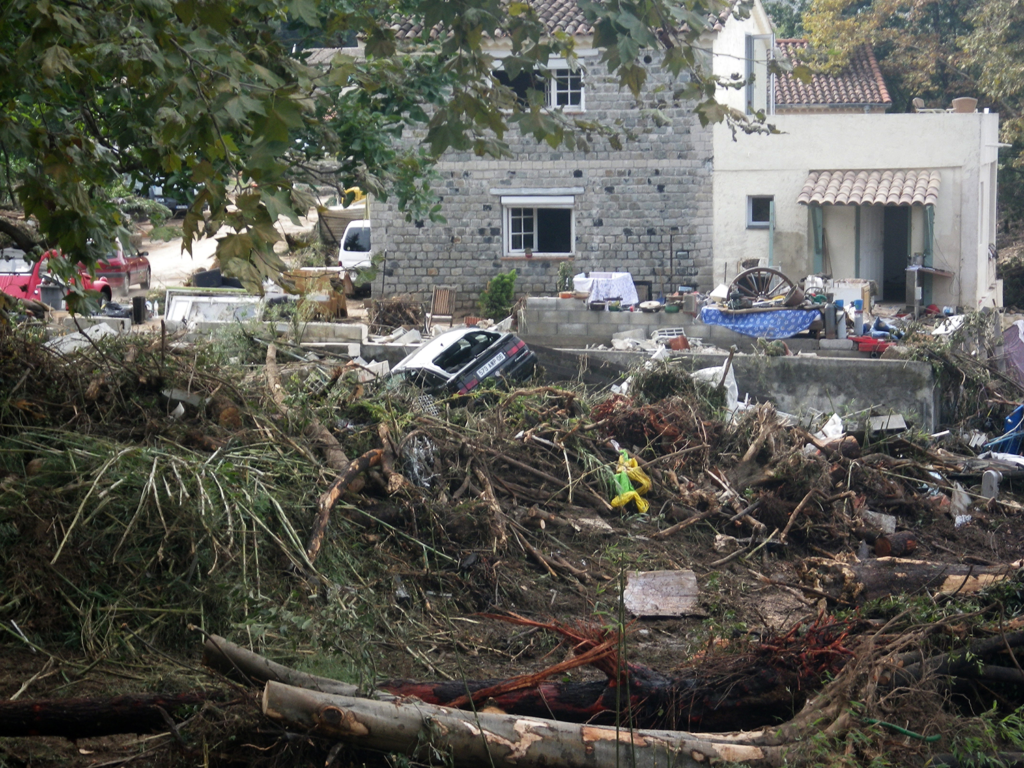 A huge logjam on the Brague at Biot following the floods of October 2015 © Photo DREAL PACA.