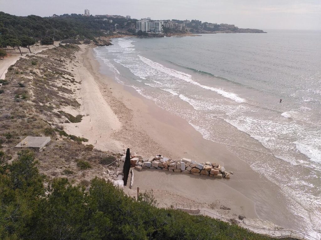 Example of a seafront promenade protected by a human-managed dune system in Salou (Tarragona). Catalan Government Coastal Management Service.